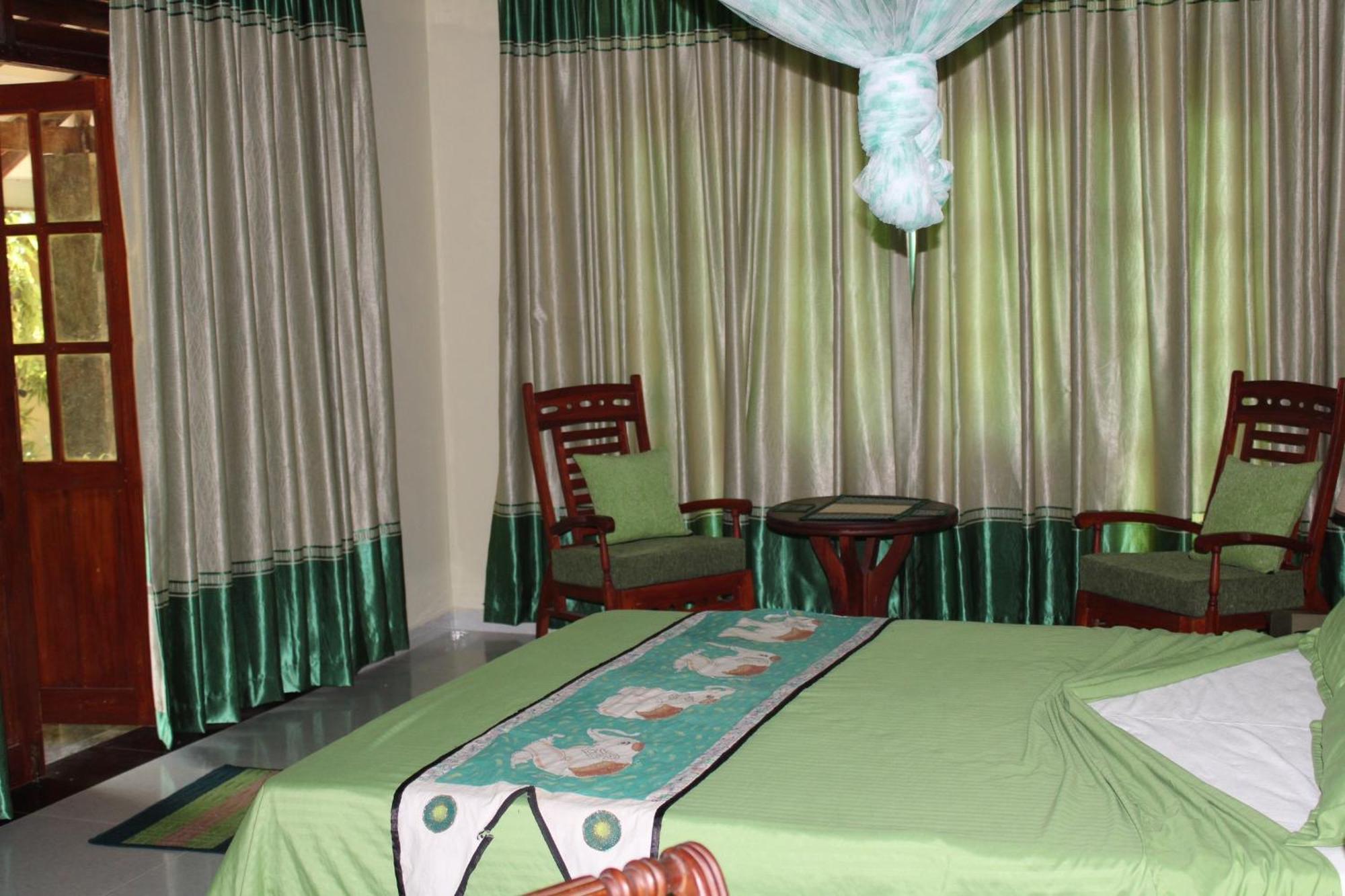 Raj Mahal Inn Wadduwa Exterior photo